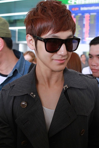 Xem thêm ảnh Kim Bum được đông đão fan chào đón tại sân bay: