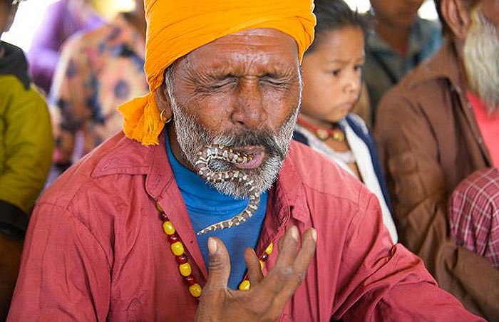 Sin embargo, esta tribu se opone firmemente al gobierno, porque su costumbre de vivir con serpientes existe desde hace miles de años y es una tradición indispensable.