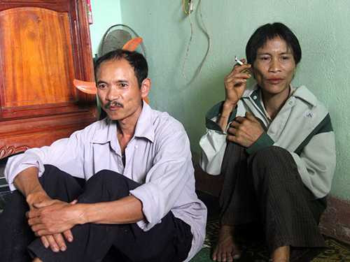 Ông Hồ Văn Lâm (trái) tuyên bố: "Muốn phỏng vấn "người rừng" thì phải bỏ ra 500.000 đồng"