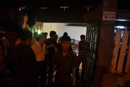 Công an đang bảo vệ hiện trường vụ nổ mìn phục vụ công tác điều tra.