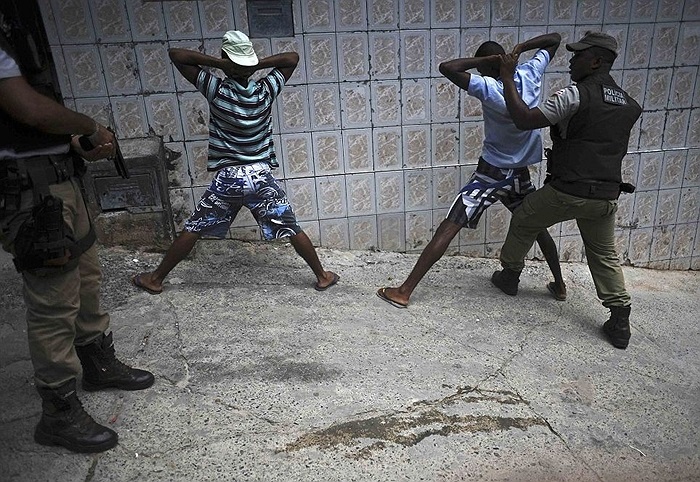 Cảnh sát lục soát các thanh thiếu niên để tìm kiếm vũ khí trong khi tuần tra ở Salvador