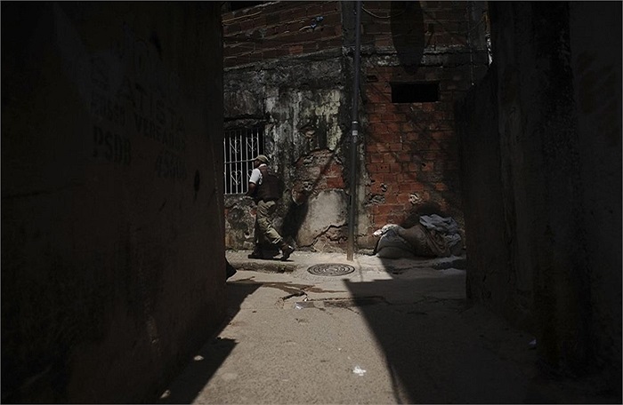 Nhân viên an ninh luồn sâu vào các ngõ ngách của khu ổ chuột