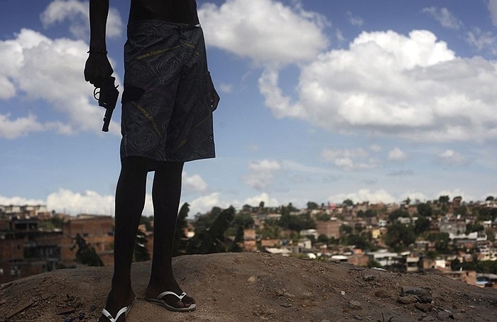 Tên côn đồ 17 tuổi có tên Giant và khẩu súng của hắn