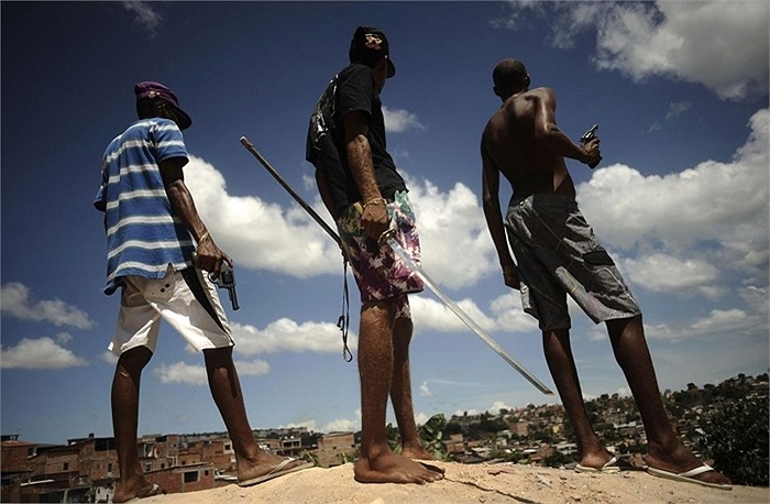 Các thành viên băng đảng ma túy được trang bị vũ khí và vô cùng hung hãn