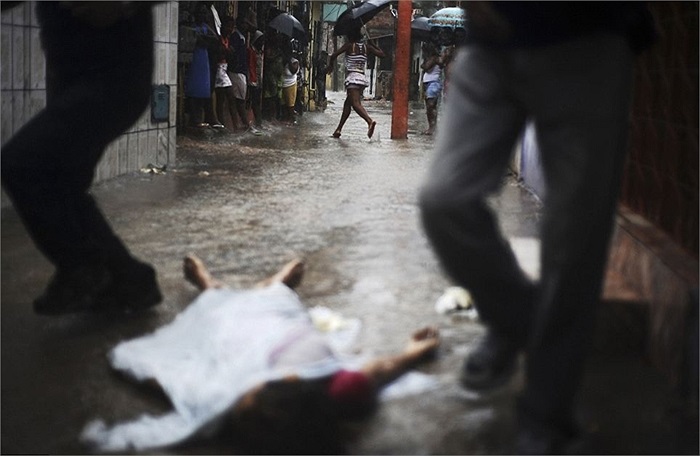 Thi thể một người đàn ông nằm trên đường phố Salvador sau các cuộc đọ súng giữa các băng đảng