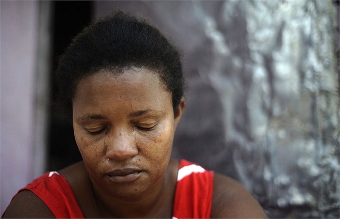 Ana Claudia, một người mẹ đã khóc khi kể chuyện cậu con trai bị côn đồ bắn chết