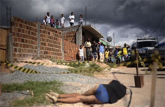 Xác một phụ nữ bị bắn chết trên đường phố Salvador