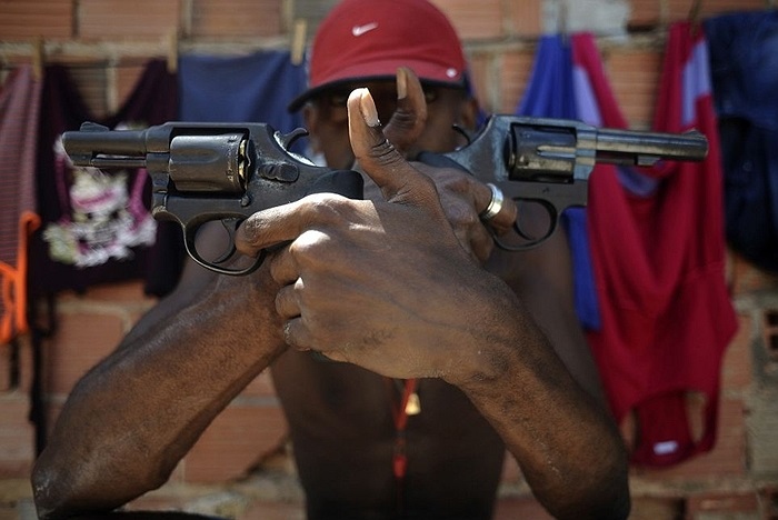 Các tay súng khoe vũ khí bên trong các khu ổ chuột ở Salvador