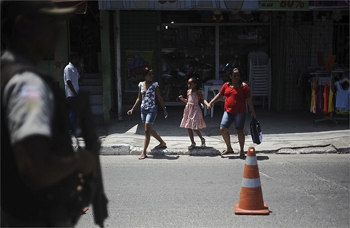 Cảnh sát vũ trang làm công tác an ninh trên các đường phố Salvador