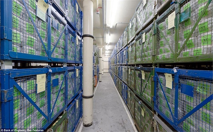 Đây là hình ảnh đáng kinh ngạc về kho tiền giấy của ngân hàng Anh. Có tổng số 50 tỷ bảng tiền giấy trong lưu hành. Ngân hàng Anh vẫn liên tục phát hành tiền giấy mới, cũng như tiêu hủy tiền cũ trong hơn 300 năm qua.