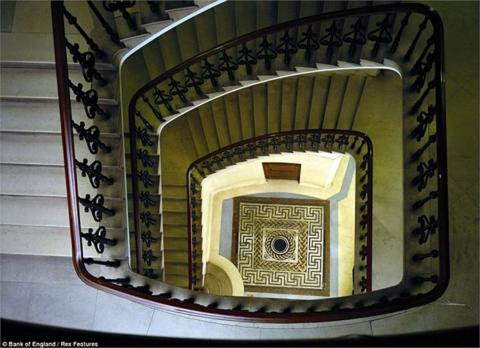 Cầu thang kệ được xây dựng từ năm 1935 đến năm 1939. Nó nằm trong tiền sảnh của ngân hàng và là một trong những công trình lâu đời nhất ở châu Âu. Nó nhìn xuống một bức khảm La Mã cổ.