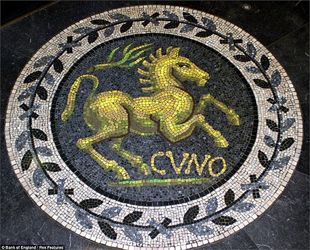 Cận cảnh bức khảm cổ kính bên trong ngân hàng Anh. 