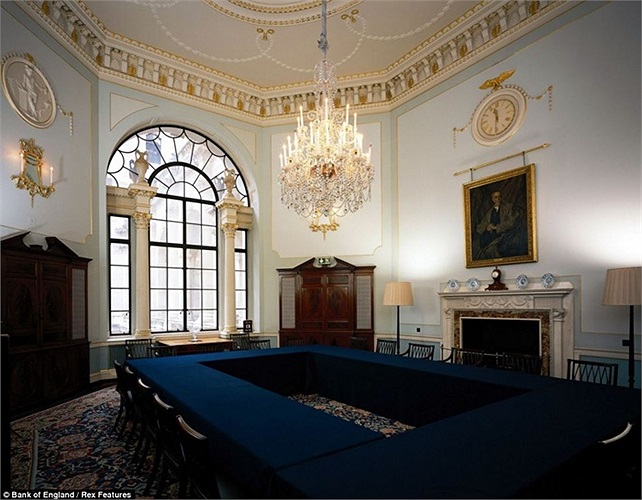 Đây là phòng Committee Room (phòng hội đồng) thanh lịch, nơi Ủy ban Chính sách tiền tệ của ngân hàng họp bàn để quyết định tỷ lệ lãi suất chính thức.