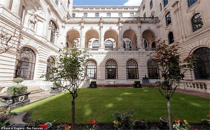 Khu vườn bí mật tại ngân hàng của Anh. Nó có nguồn gốc từ nhà thờ của St Christopher-le-Stocks, nơi đã bị phá hủy vào năm 1782 để lấy diện tích mở rộng ngân hàng.