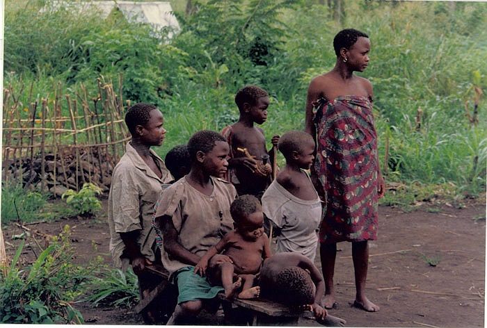 Đó là tộc người Pygmy, sinh sống rải rác trong các khu rừng rậm Trung Phi và tập trung nhiều ở thảm rừng nhiệt đới Congo.
