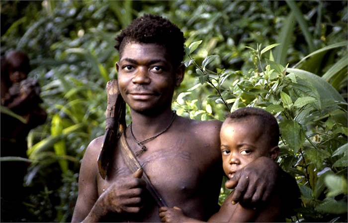 Gọi là ‘nhà’ nhưng thực chất nơi trú ngụ của từng gia đình chỉ là những túp lều được dựng bằng mấy cành củi khô, lợp lá chuối.