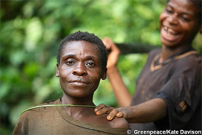 Tuy là tộc người nhỏ bé và kém văn minh, song họ lại có khả năng săn bắn vô cùng cừ khôi. Họ có tài bắn tên thiên bẩm. 