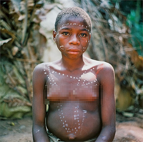 Người ta có thể dễ dàng nhận diện bộ tộc này bởi thân hình bé nhỏ, bụng to, chân ngắn, mũi tẹt và đặc biệt với trang phục của ‘Eva và Adam’.