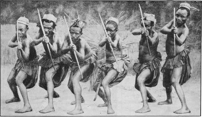 Trong gia đình của người Pygmy không có sự phân biệt giữa nam và nữ. Nam nữ đều bình đẳng như nhau.