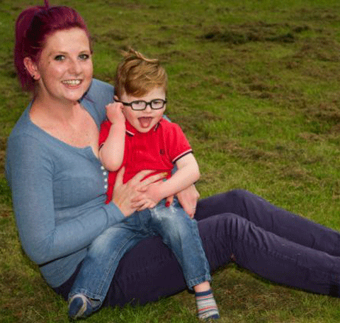 Khi lên hai tuổi cậu vẫn cười mà không dừng lại được