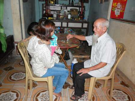 cụ ông, kỳ lạ, cai sữa, dọa nạt, nghệ an