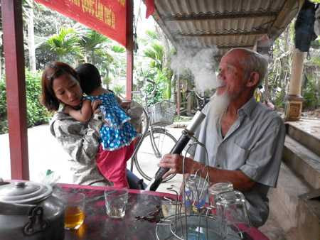 cụ ông, kỳ lạ, cai sữa, dọa nạt, nghệ an