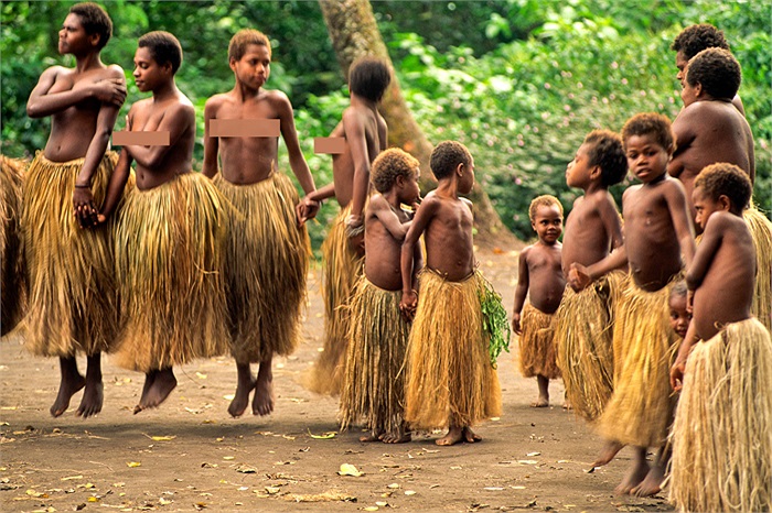 Phụ nữ mặc váy cỏ và để ngực trần, họ sẽ nhảy múa để cổ vũ tinh thần những người đàn ông.