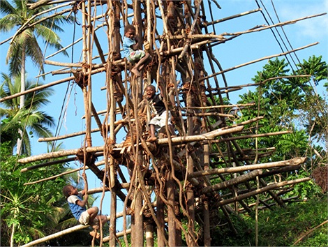 Đàn ông trưởng thành và các bé trai (đôi khi còn có những cậu bé mới 7 tuổi) sẽ trèo lên tháp và hoàn thành các nghi thức cầu nguyện trước khi nhảy xuống. Những cậu bé lần đầu tiên được tham gia lễ hội này sẽ được xếp nhảy ở chỗ thấp nhất có thể.