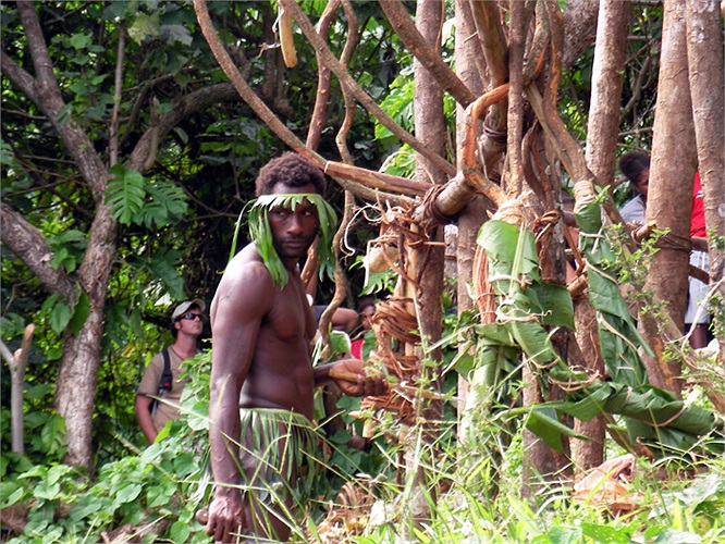 Chuyện kể rằng, có hai vợ chồng nọ sống với nhau nhưng thường xuyên xảy ra mâu thuẫn. Một hôm người vợ bị chồng đánh đập rất dã man, để thoát thân, người vợ bỏ chạy và trèo lên một cây rất cao