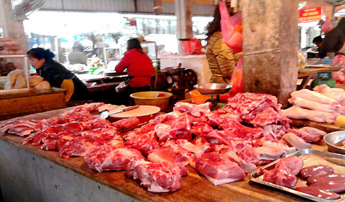 Thịt bẩn vẫn nhan nhản ở các chợ cóc nội thành (Ảnh chỉ có tính minh họa: Internet)