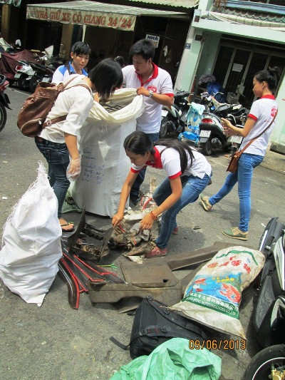 Thu gom ve chai để làm từ thiện 