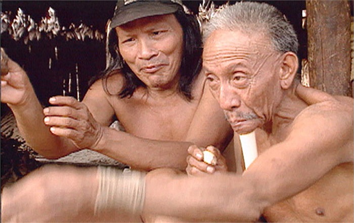 Bộ tộc Zo’é có một kiểu làm đẹp vô cùng kỳ quái, ấy là làm đẹp bằng việc xuyên xương khỉ qua môi.