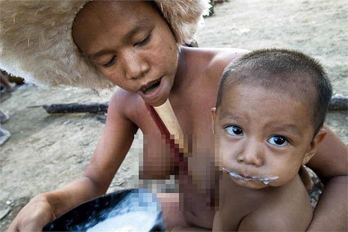 Với kiểu làm đẹp lạ lùng, có một không hai, với mẩu xương khỉ trắng lốp dưới cằm, cư dân của bộ lạc thiểu số Zo’é dễ dàng được nhận ra từ xa.