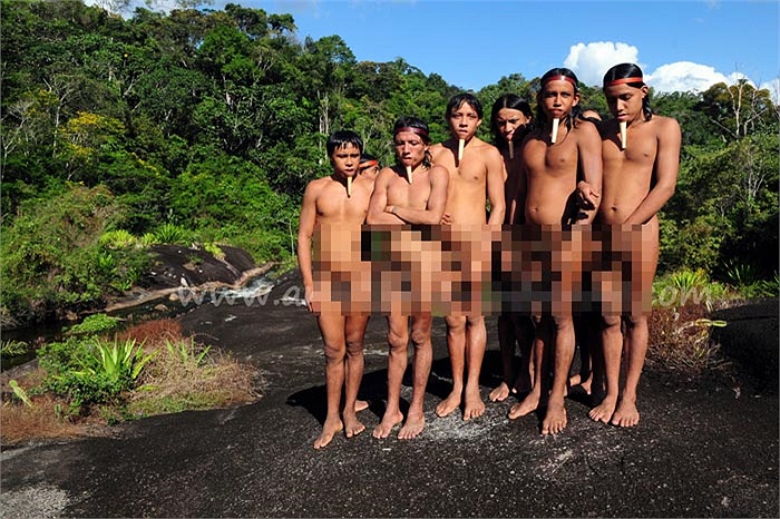 Bộ tộc này không đeo khuyên tai, khuyên rốn hay khuyên mũi như những bộ tộc khác, mà đeo khuyên môi.