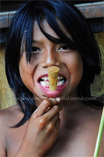 Nghi lễ xỏ khuyên môi được tiến hành cho cả nam lẫn nữ, khi mà bé gái lên 7 tuổi và bé trai lên 9.