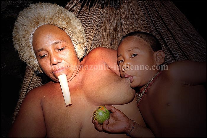 Người ta gọi chiếc khuyên nhỏ này là ‘m’berpots”. Nó được thay thế dần bằng chiếc xương to hơn khi những đứa bé trưởng thành.