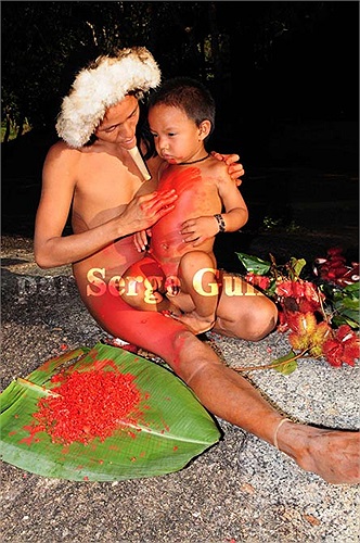 Ngoài việc sử dụng khuyên môi, người Zo’é rất thích được trang điểm cho toàn thân bằng sắc đỏ của quả annatto. 