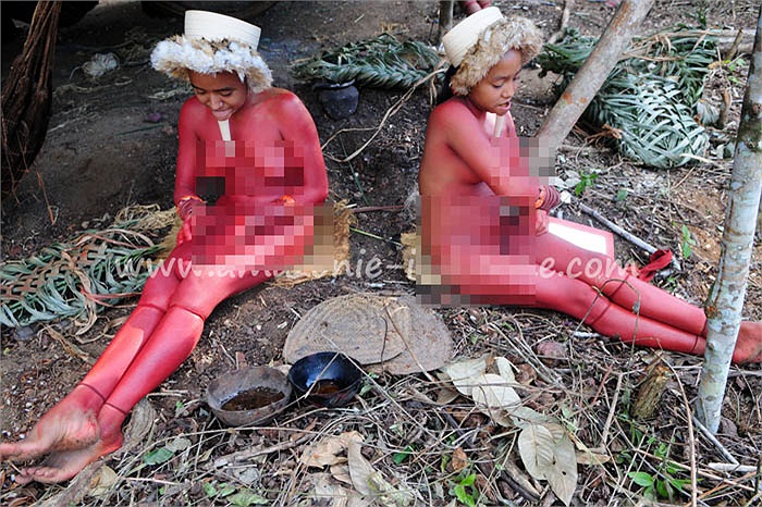 Họ nhào quả annatto thành bột và nhuộm toàn thân, khiến toàn bộ cơ thể đỏ rực rỡ.