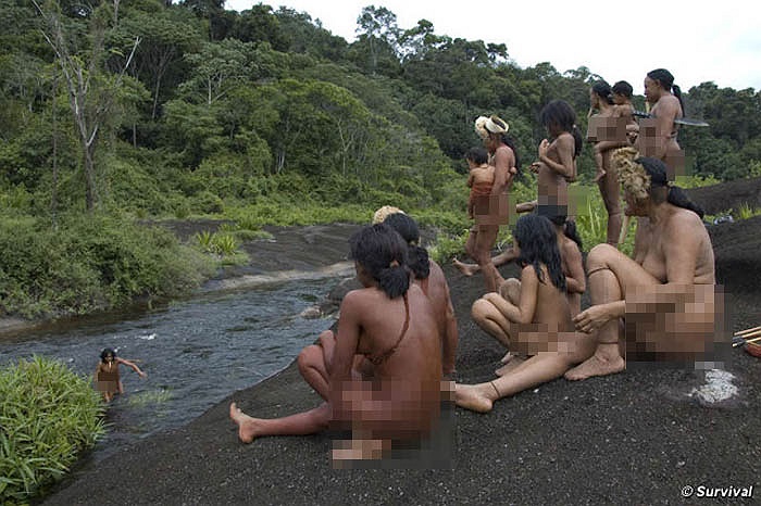 Người đàn ông của bộ tộc này là những thợ săn cừ khôi và họ thích nhất là thịt của các loài khỉ.