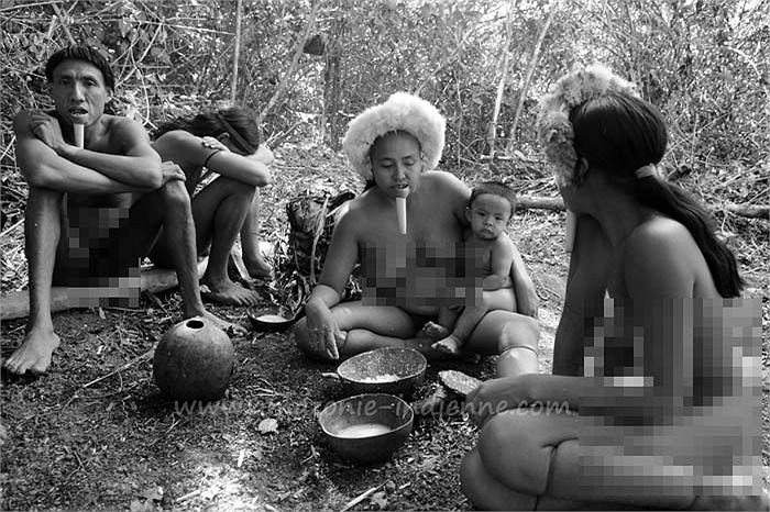 Sự thiếu thốn vật chất, không được chăm sóc y tế khiến bộ lạc Zo’é hao hụt dần số lượng cư dân.