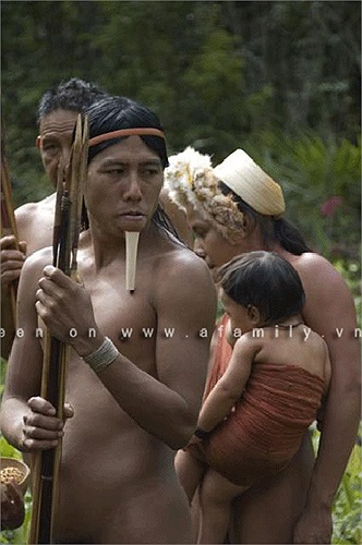 Bộ tộc này vẫn sống theo kiểu quần cư, y hệt thời công xã nguyên thủy.