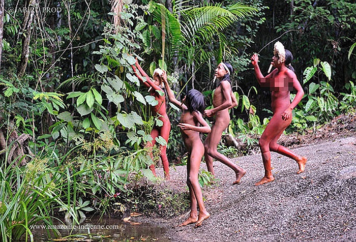 Cả đàn ông lẫn đàn bà đều ở truồng. Họ không dùng bất cứ thứ gì che đậy cơ thể.