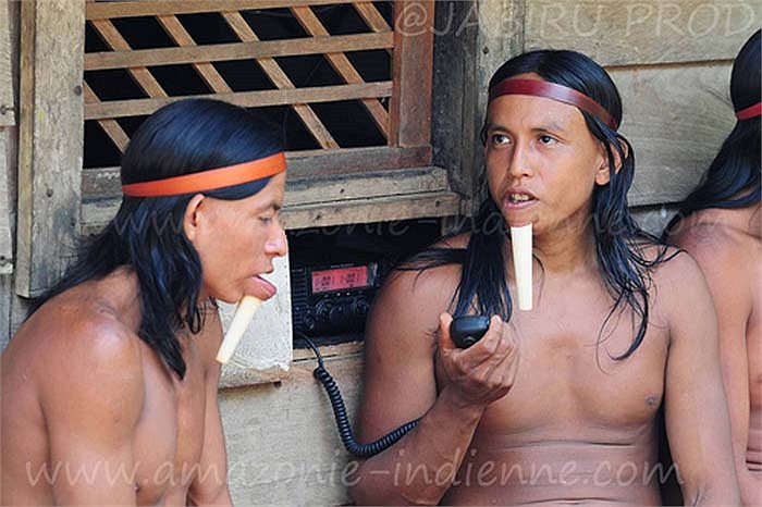 Họ sống đông đúc trong một ngôi nhà lớn bằng gỗ, hình chữ nhật và ngủ trên những chiếc võng được mắc từ xà nhà xuống.