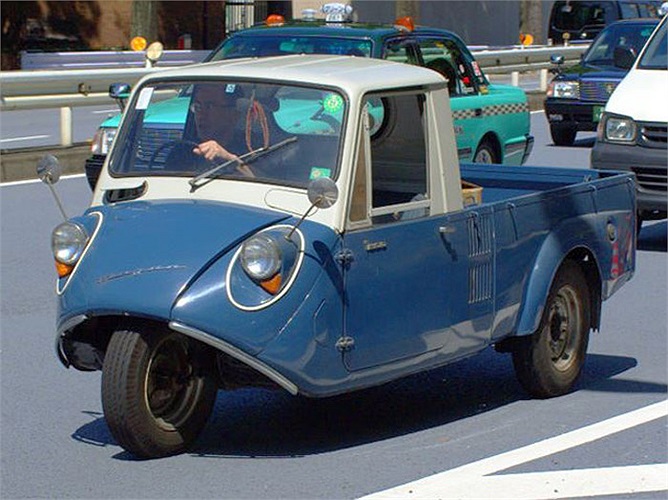 Những chiếc xe ba bánh đầu tiên của Mazda có tên Mazda-Go ra đời từ những năm đầu tiên của thập niên 30 của thế kỷ trước. Tuy nhiên, phải tới thập niên 60, Mazda mới thực thực sự thu được nhiều thành công nhờ K360.