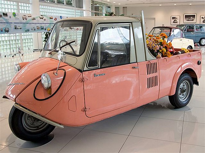 Xe được trang bị động cơ dung tích 365 cm3 làm mát bằng không khí có công suất 11 mã lực. 