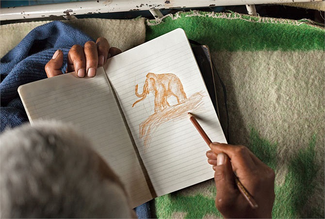 Một người đàn ông đang vẽ con voi ma-mut với cặp ngà khổng lồ của nó. Những chiếc ngà voi đối với họ như là một giấc mơ bởi giá trị thương mại rất cao. Nghề săn tìm ngà voi cũng đóng vai trò huyết mạch đối với nền kinh tế tại phía Bắc Yakutiya. 