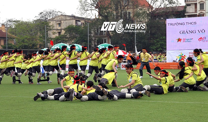 Rất tiếc, do phối hợp không ăn ý, đội THCS Giảng Võ đã bị ngã trên đường chạy.