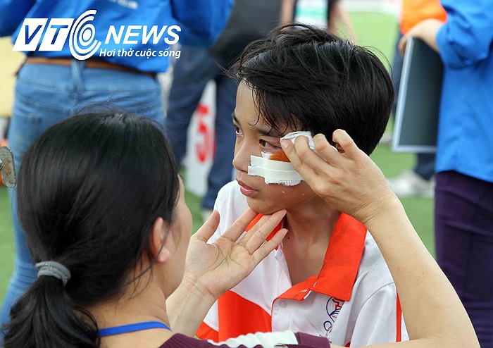 Nhân viên y tế chăm sóc vết thương cho một VĐV.