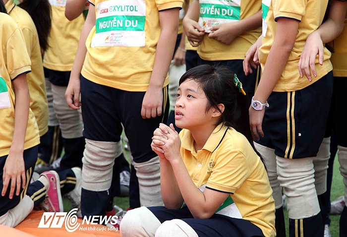 Hồi hộp chờ đợi kết quả từ bảng điện tử.