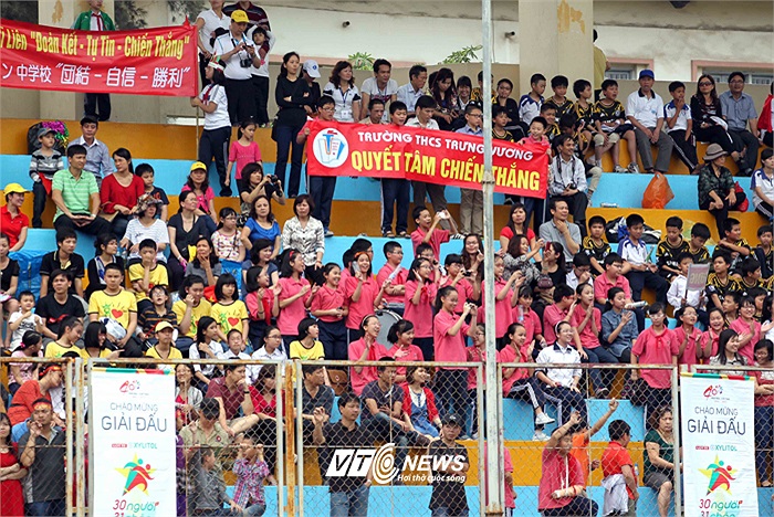 Rất đông CĐV là các phụ huynh, học sinh của các trường đã tới cổ vũ cho cuộc thi.